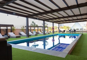 Alberca al aire libre, acceso de 06:00 a 22:00, y camastros