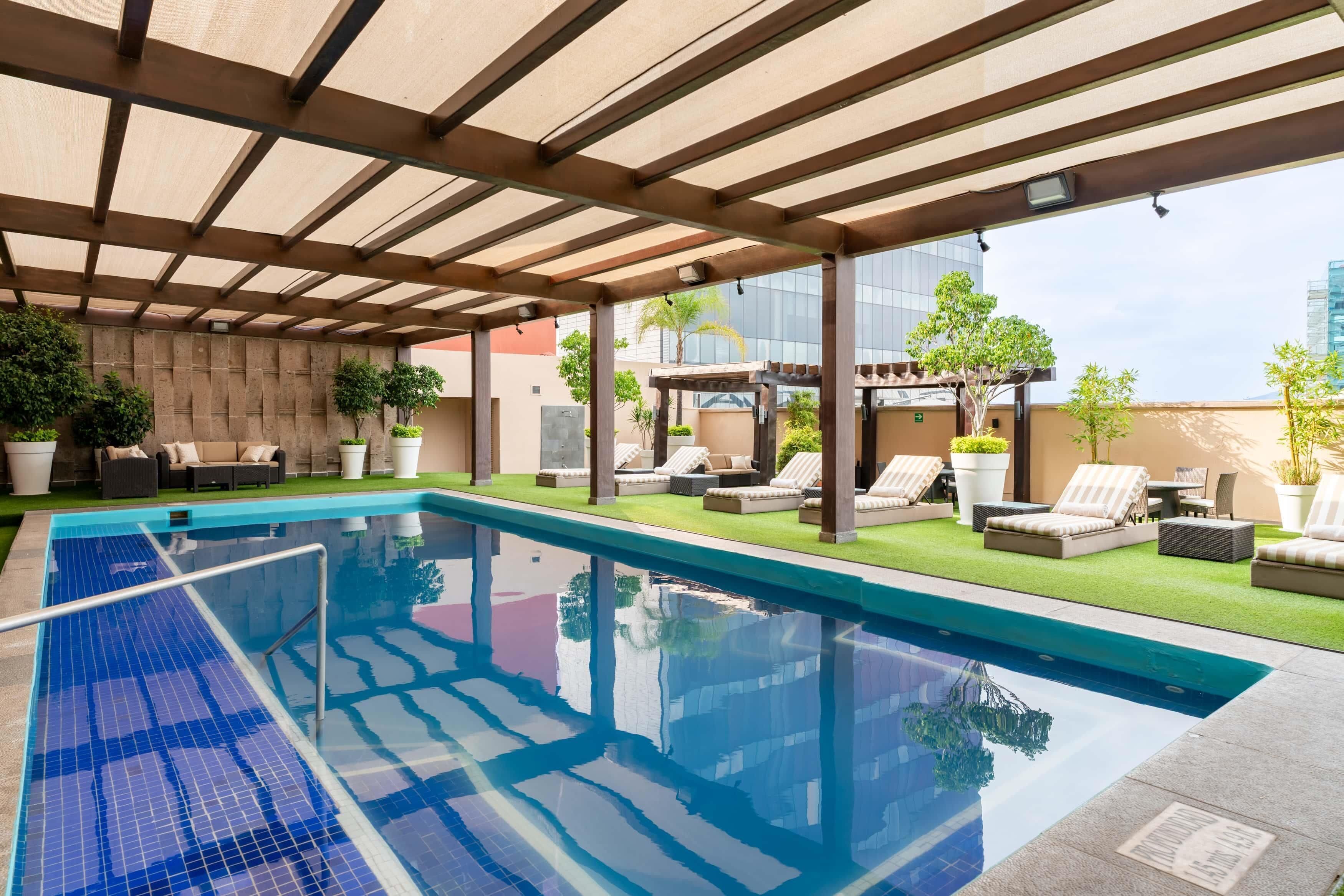 Piscina all'aperto, con ingresso dalle 06:00 alle 22:00, lettini