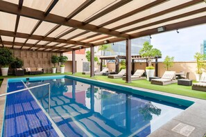 Outdoor pool, open 6:00 AM to 10:00 PM, sun loungers - Barceló Guadalajara (Guadalajara)