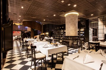 2 restaurants, breakfast served