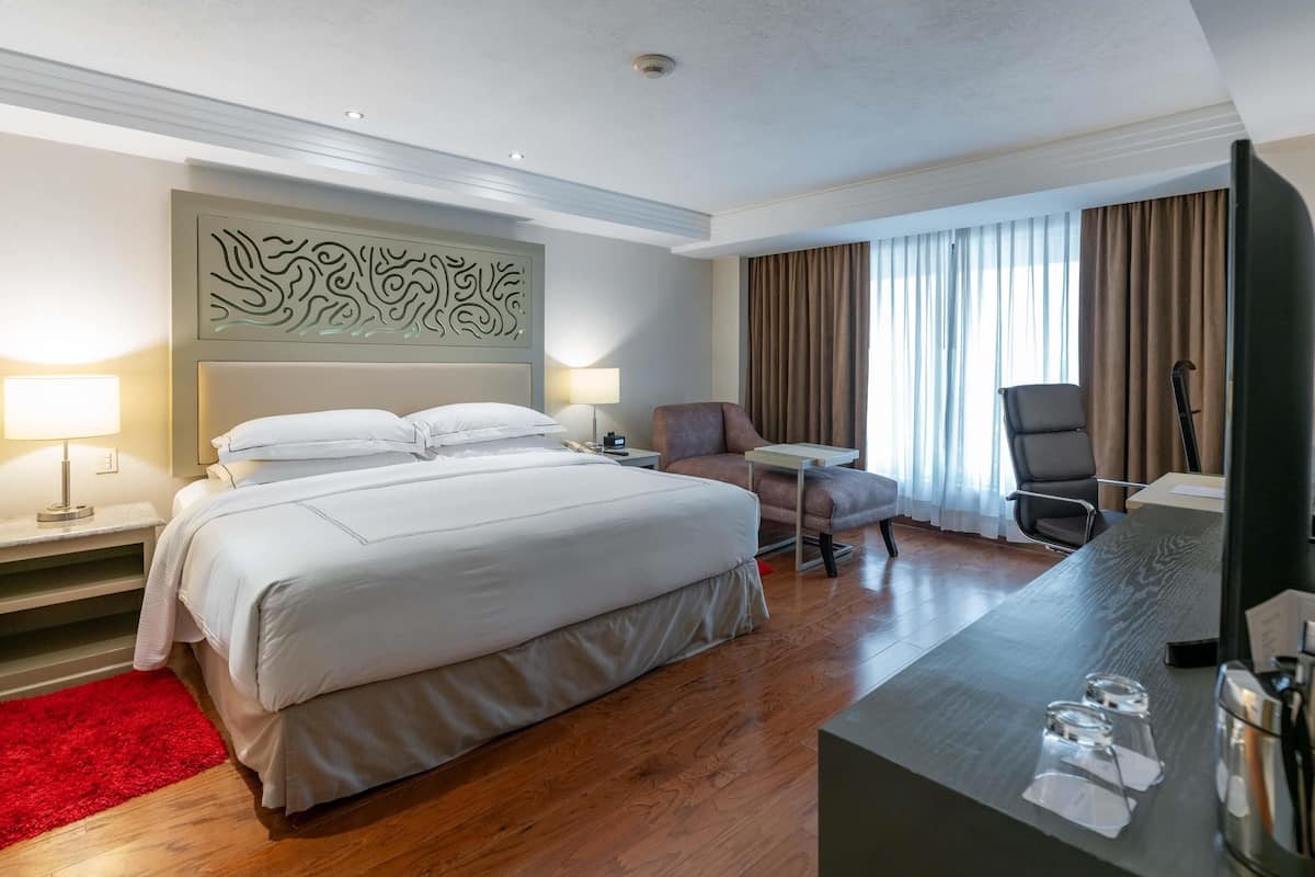 Premium Suite | Premium bedding, minibar, in-room safe, desk