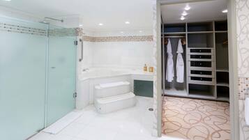 Douche, sĂšche-cheveux, serviettes fournies