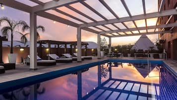 Piscina externa, funciona das 6h às 22h, espreguiçadeiras