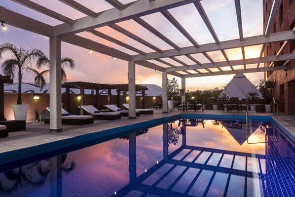 Outdoor pool, open 6:00 AM to 10:00 PM, sun loungers - Barceló Guadalajara (Guadalajara)