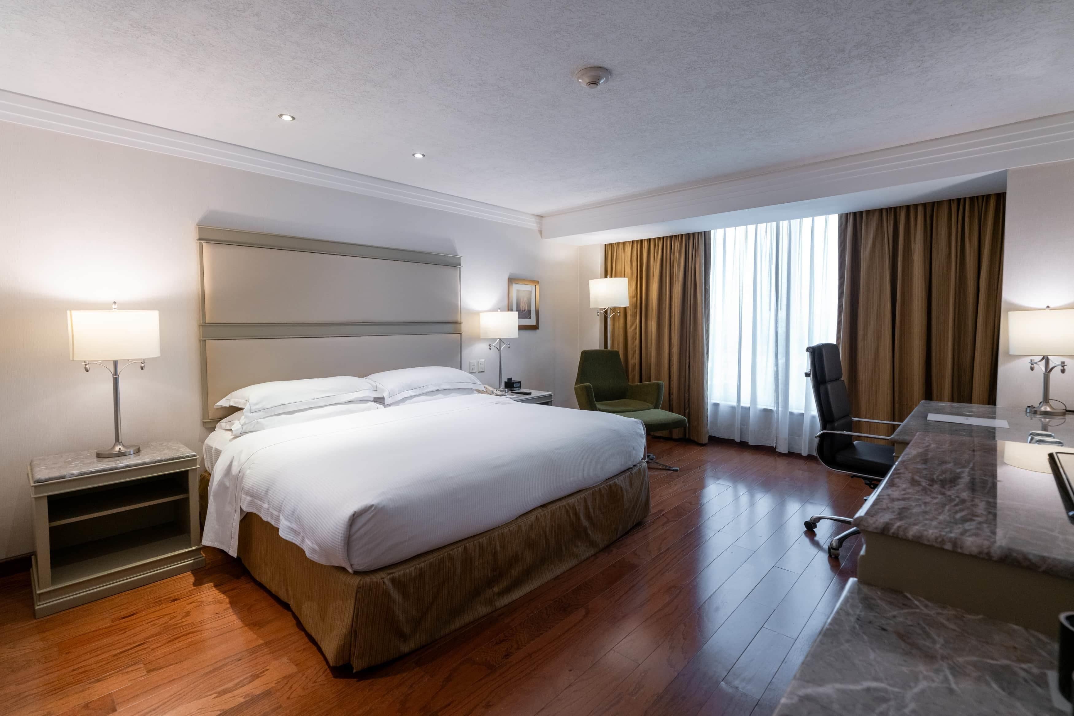 Habitación superior | Ropa de cama de alta calidad y minibar 