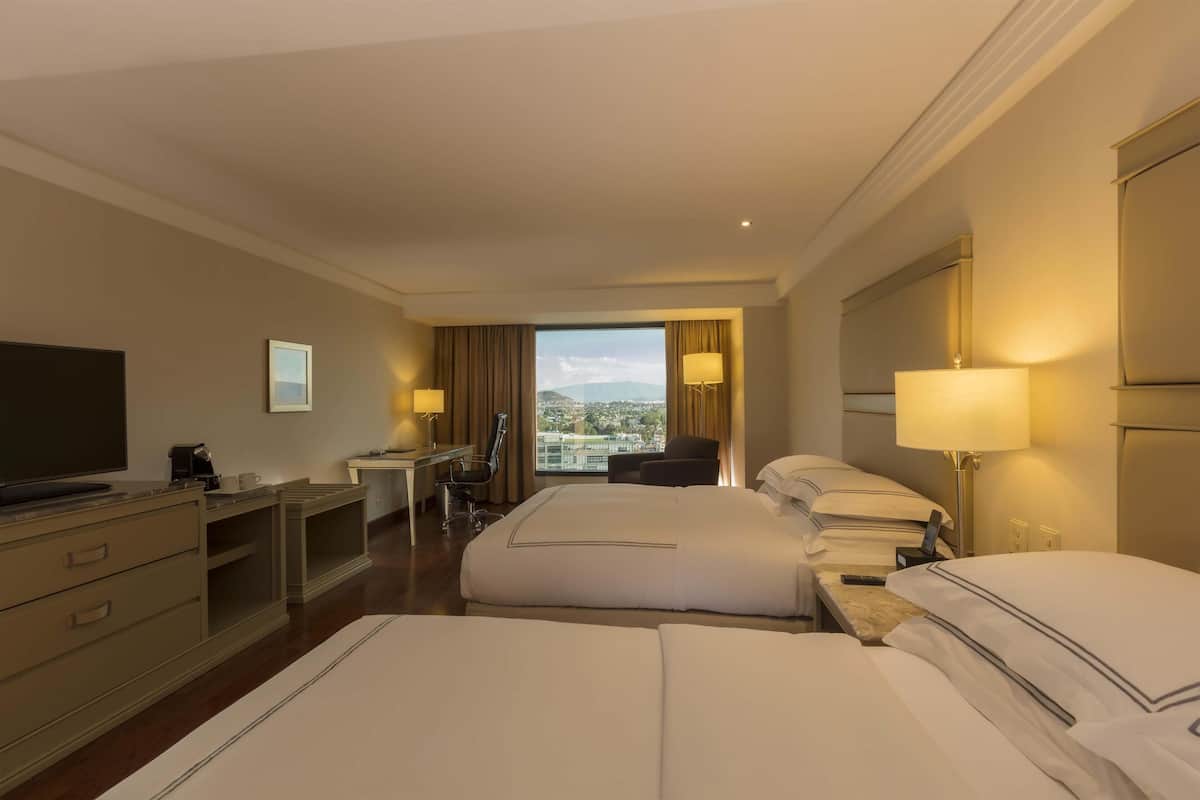 Superior Club Level | Premium bedding, minibar, in-room safe, desk