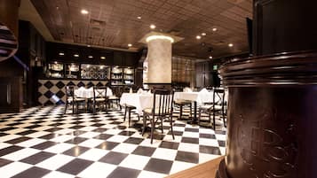 2 restaurantes, é servido café da manhã