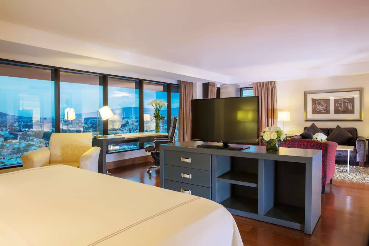 Minibar, caja de seguridad en la habitación y escritorio