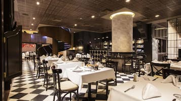 2 restaurants; breakfast, lunch, and dinner served