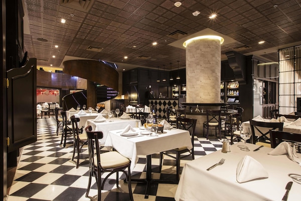 2 restaurantes; se sirven desayunos, comidas y cenas