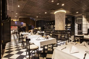 2 restaurants servant le petit déjeuner, le déjeuner et le dîner