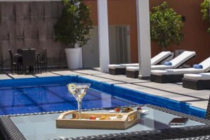 حمّام سباحة خارجي، مفتوح من 6 صباحاً إلى 10:00 مساءً، مقاعد للتشمس