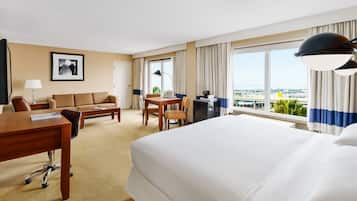 Luxe beddengoed, pillowtop-bedden, een kluis op de kamer, een bureau