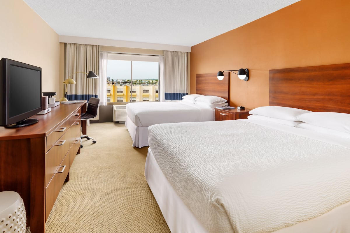 premium bedding, pillow-top beds, in-room safe, desk