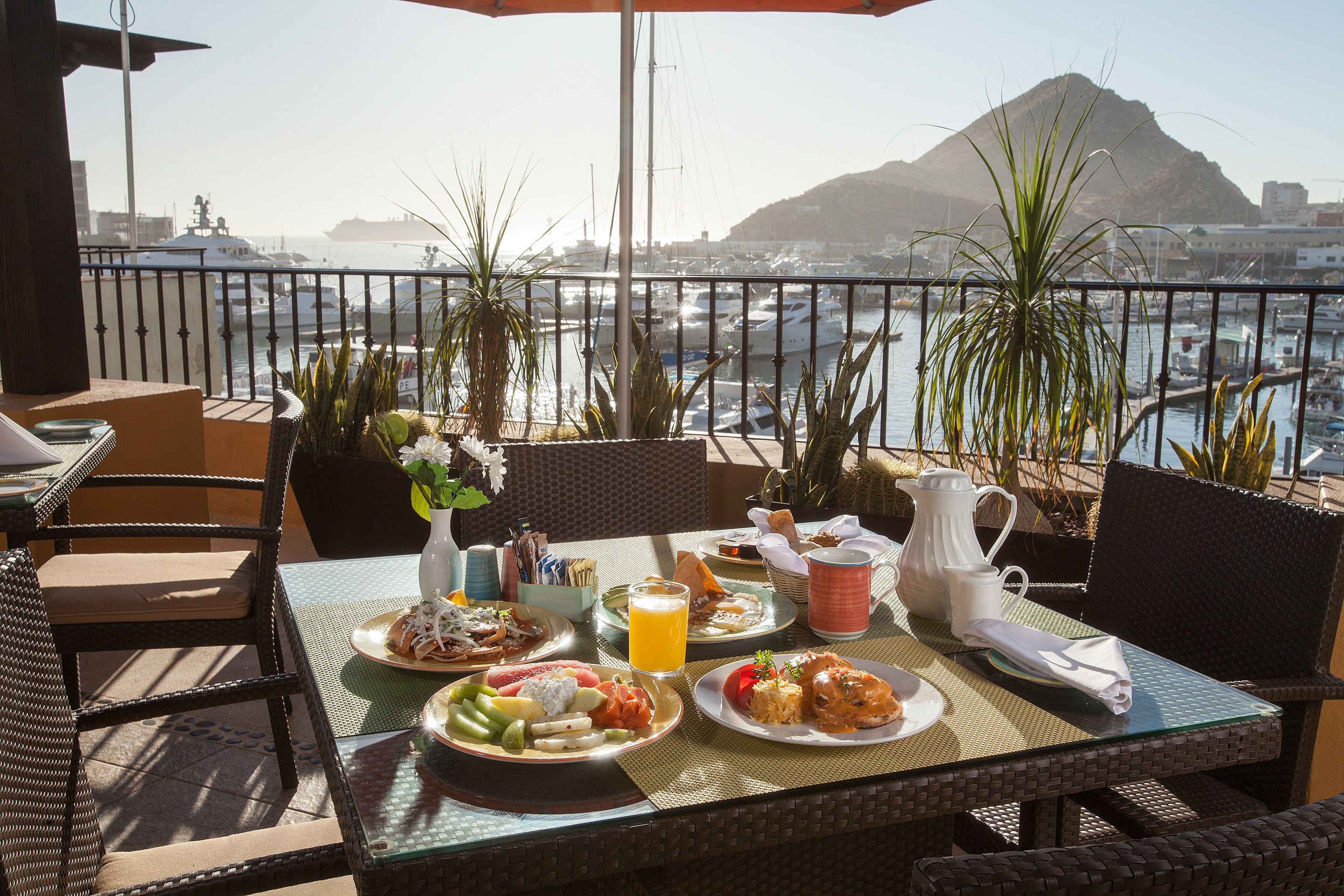 2 restaurants, breakfast, lunch, dinner served; international cuisine