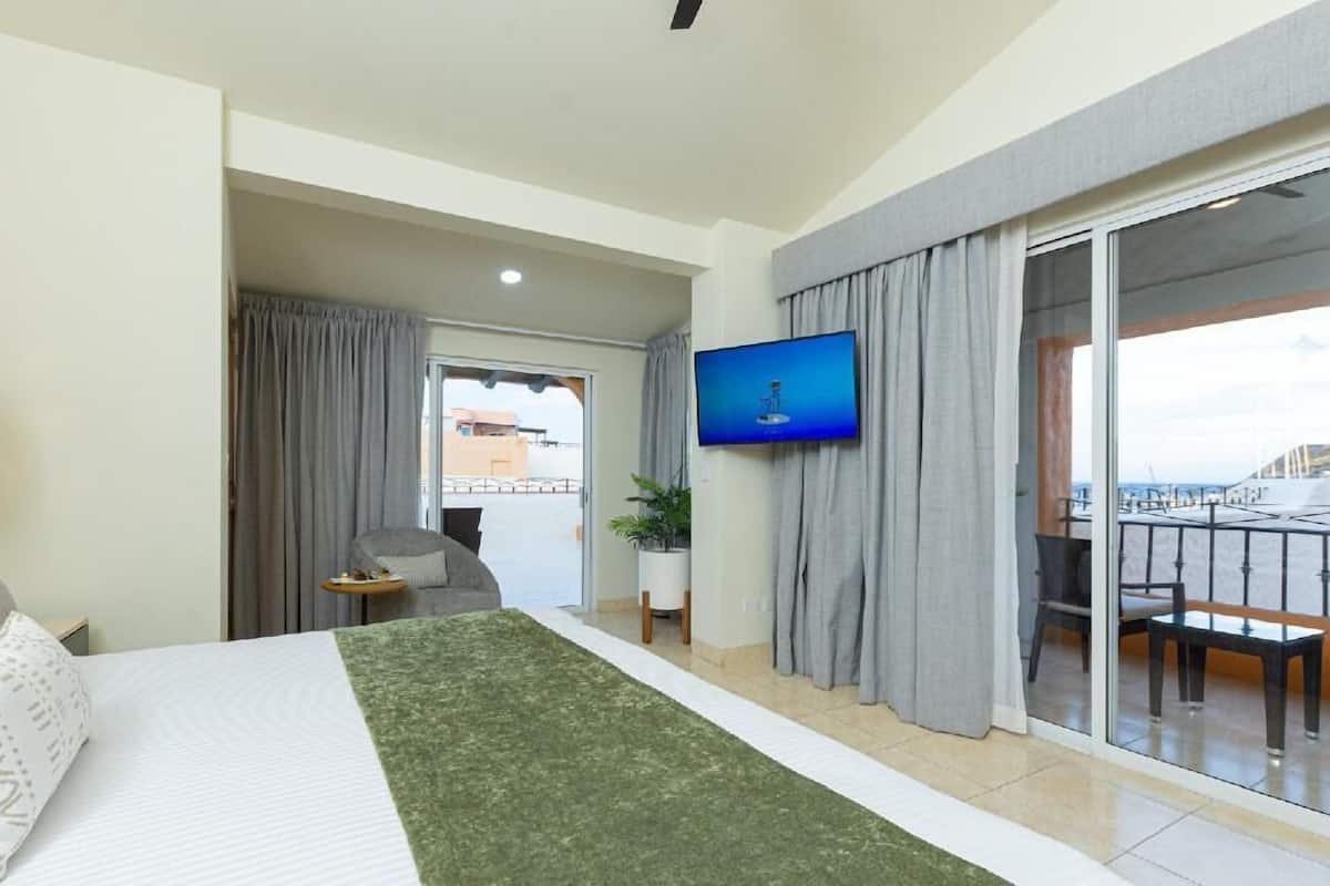 Premium bedding, down duvets, pillow-top beds, minibar