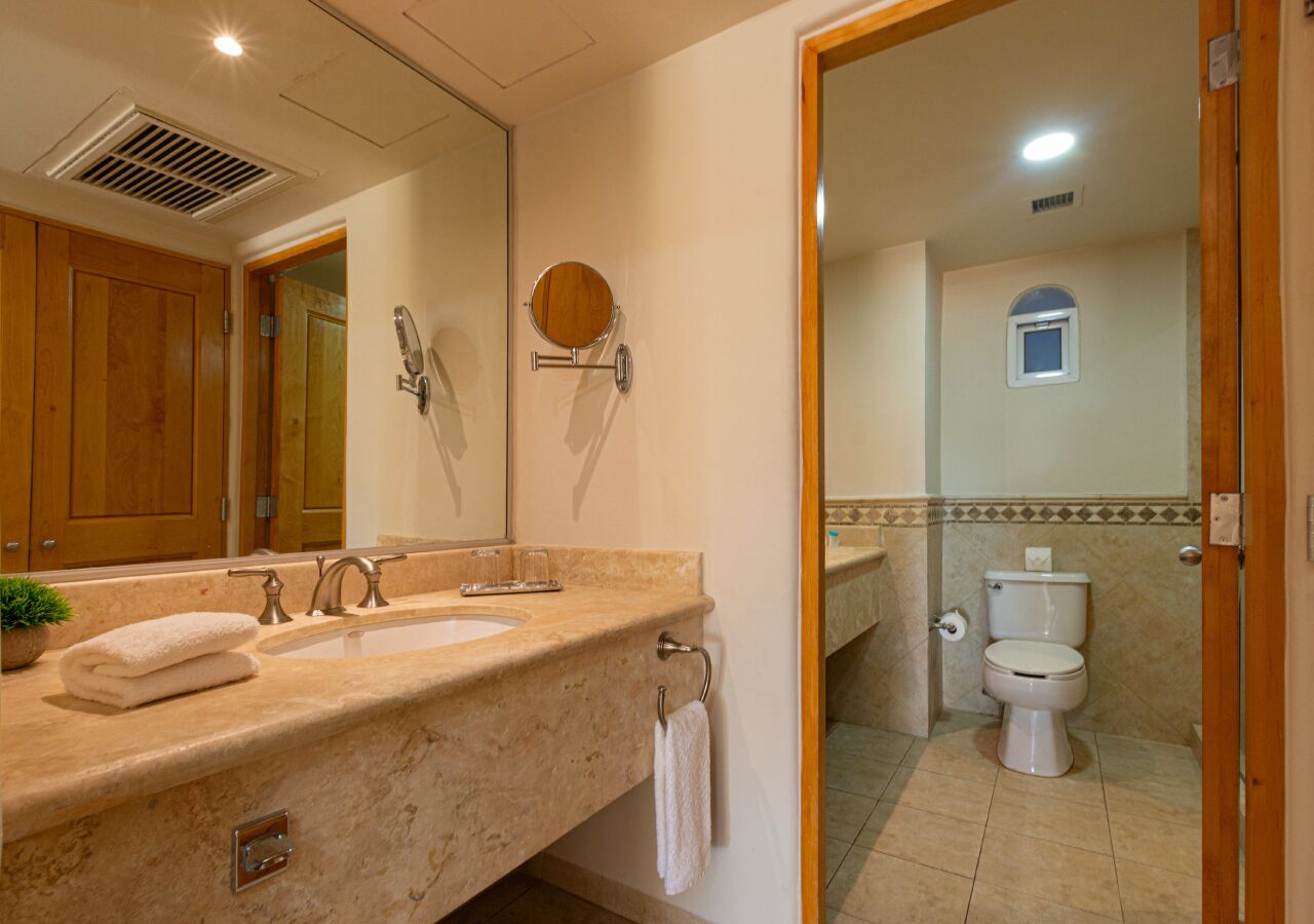 junior suite | bathroom | free toiletries, hair dryer, towels, soap
