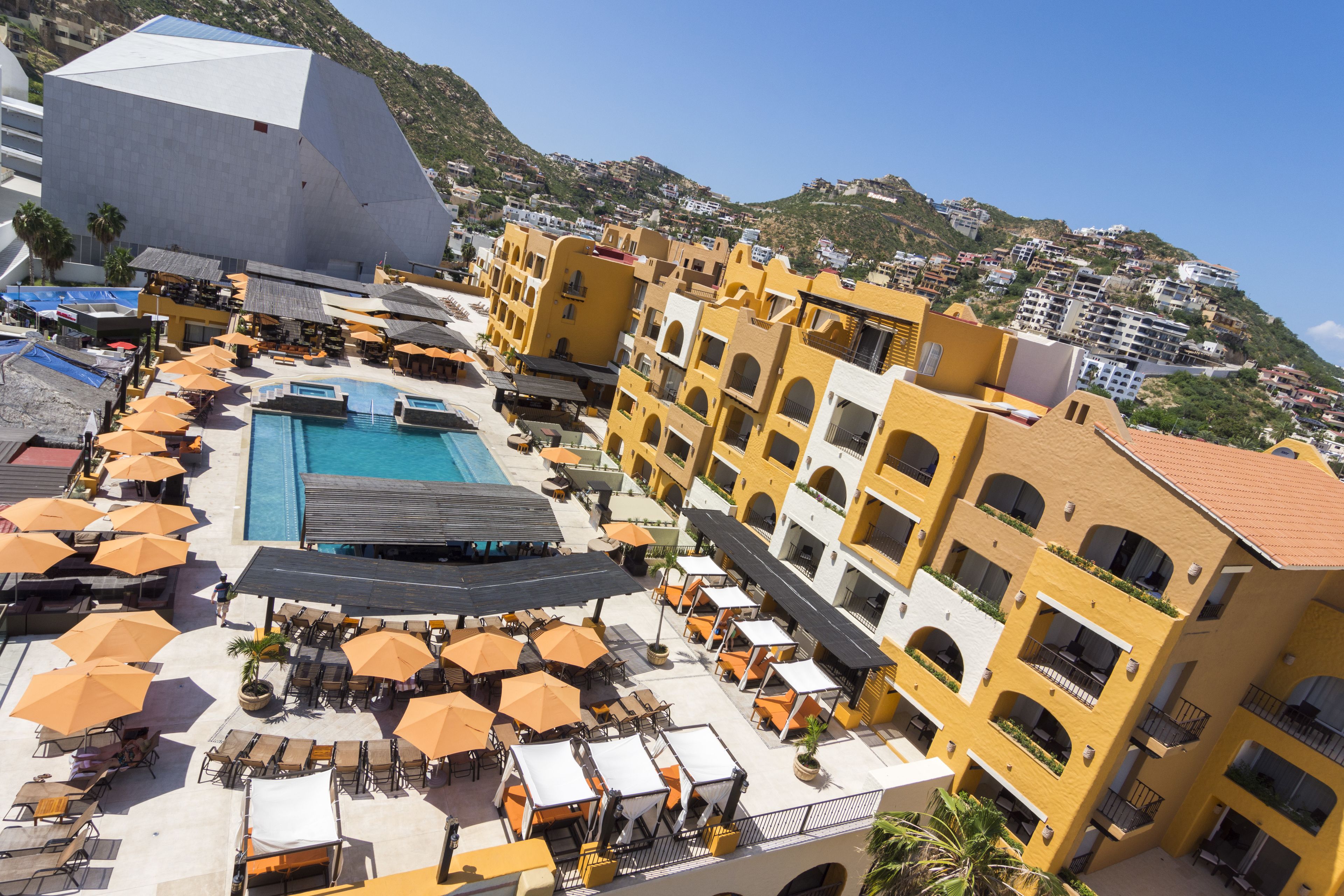 Un hôtel doté d’une piscine, d’un espace extérieur aménagé et offrant une vue sur les montagnes.