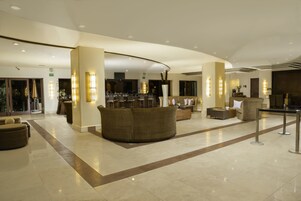 3 bars/lounges, cocktail bar