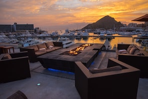 Outdoor pool, cabanas (surcharge), pool umbrellas