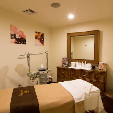 Couples treatment rooms, body treatments, mud baths, aromatherapy
