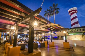 2 restaurants, breakfast, lunch, dinner served; international cuisine  - Tesoro Los Cabos (Cabo San Lucas)