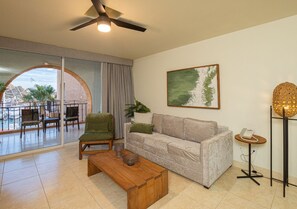 Premium bedding, down comforters, pillowtop beds, minibar - Tesoro Los Cabos (Cabo San Lucas)