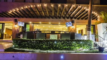 3 bares y 1 bar de copas