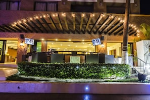 3 bars/lounges, cocktail bar