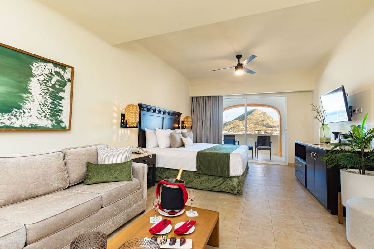 Deluxe Junior Suite | Premium bedding, down duvets, pillow-top beds, minibar