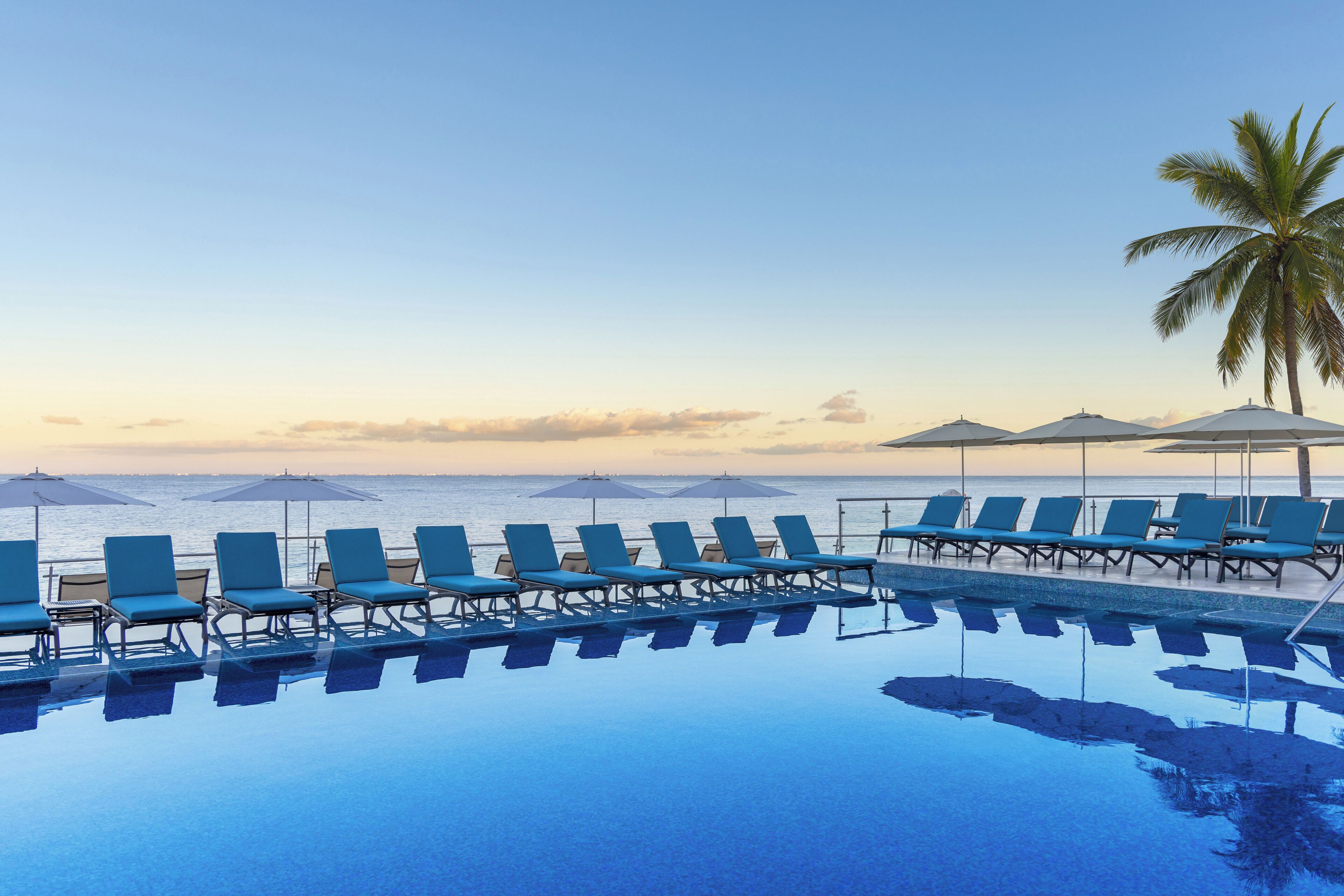 3 piscines extérieures, parasols