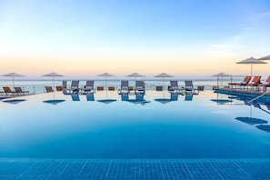 3 piscinas externas, guarda-sóis