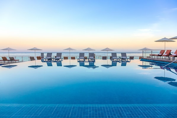 3 buitenzwembaden en parasols bij het zwembad