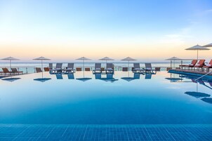 3 piscinas externas, guarda-sóis