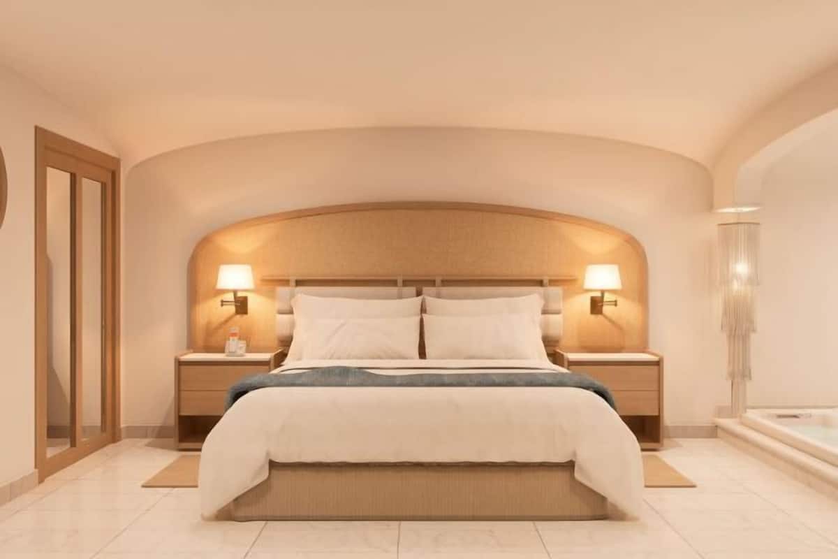 Premium bedding, pillowtop beds, free minibar, in-room safe