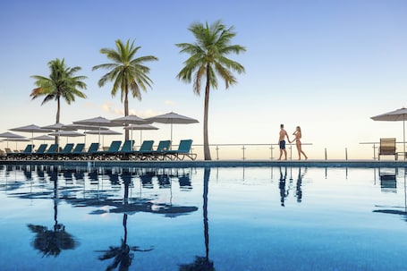 3 piscinas al aire libre, sombrillas