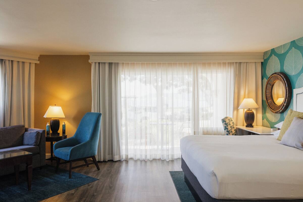 Deluxe Junior Suite | Premium bedding, minibar, in-room safe, individually decorated