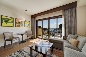 Studiosuite – junior, 1 kingsize-seng | Oppholdsområde | En 42-tommers Flatskjerm-TV med digitale kanaler samt TV