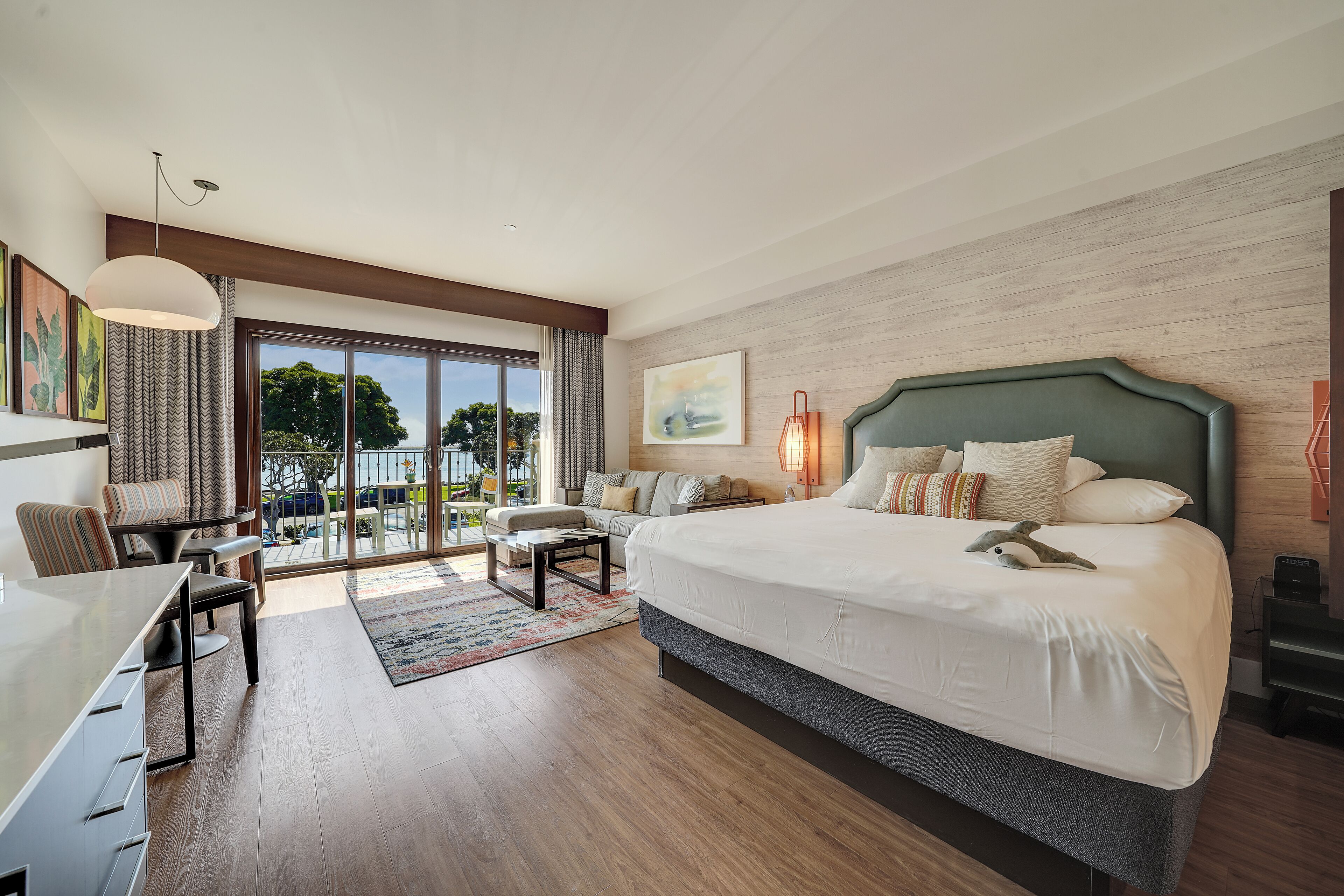 Bayview Junior Suite King | Premium bedding, minibar, in-room safe, individually decorated
