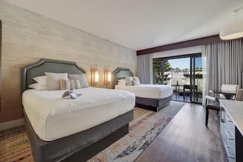 Fire Pit Junior Suite | Premium bedding, minibar, in-room safe, individually decorated at Kona Kai San Diego