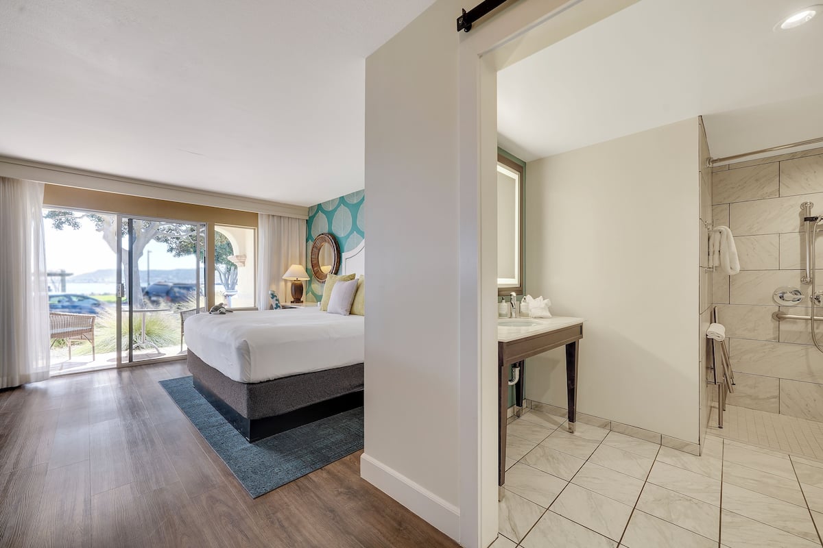 Camera, 1 letto king, accessibile ai disabili (Mobility/Hearing) | 1 camera, biancheria da letto di alta qualità, minibar