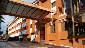 Vista frontal de la propiedad