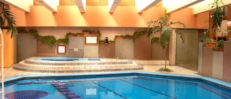 Innenpool, Außenpool, geöffnet von 09:00 Uhr bis 21:00 Uhr, Liegestühle