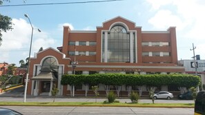 A building with a large arched window and a sign that reads "Restaurant de Luna". - Country Plaza (Zapopan)