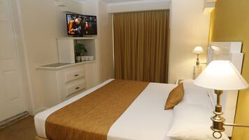 Habitación estándar | Escritorio, cortinas opacas, tabla de planchar con plancha y wifi gratis