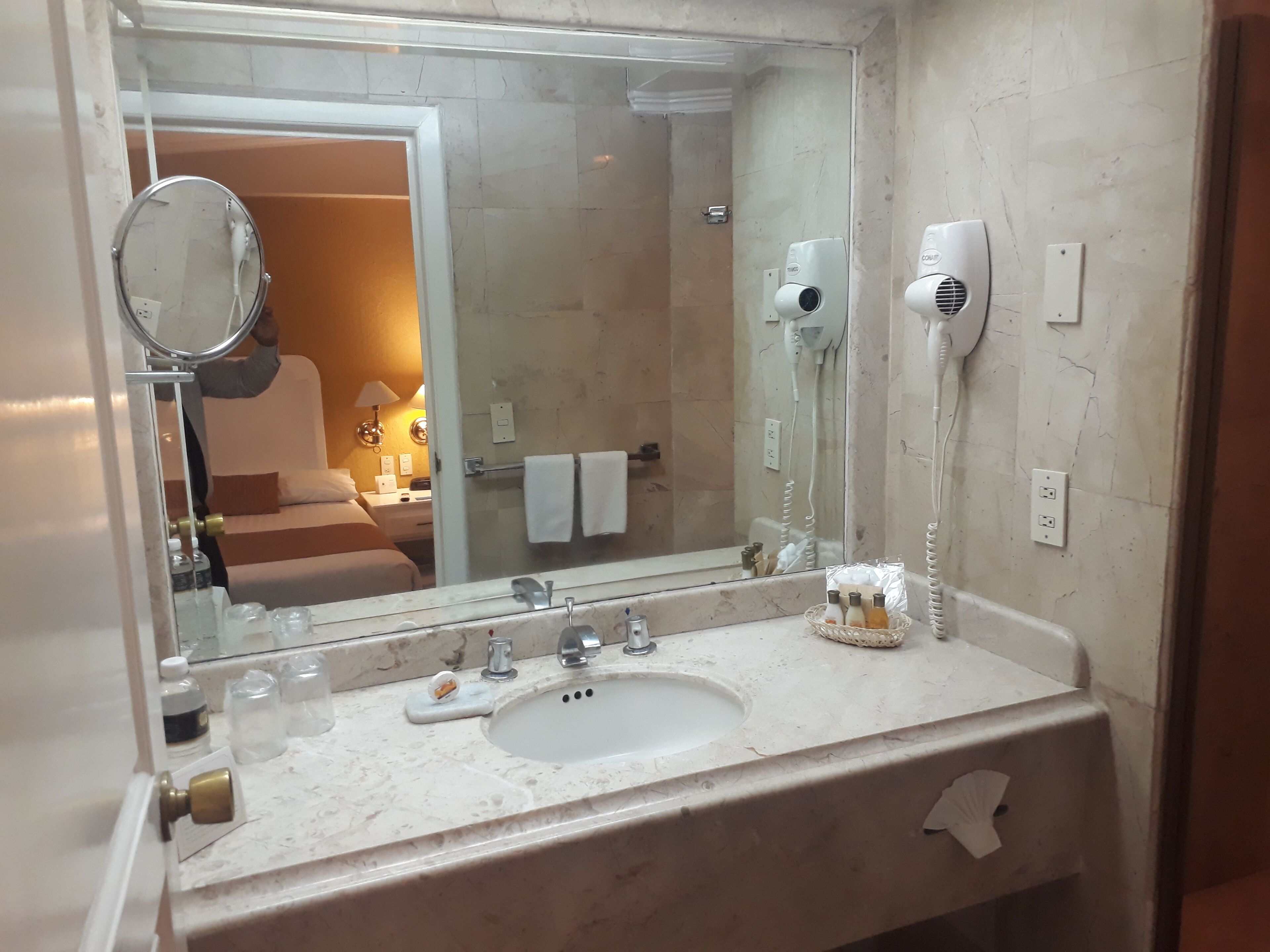 junior suite | bathroom | shower, free toiletries, hair dryer, towels