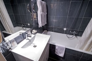 Bathtub, hair dryer (on request), towels - Hotel Diplomate (Geneva)