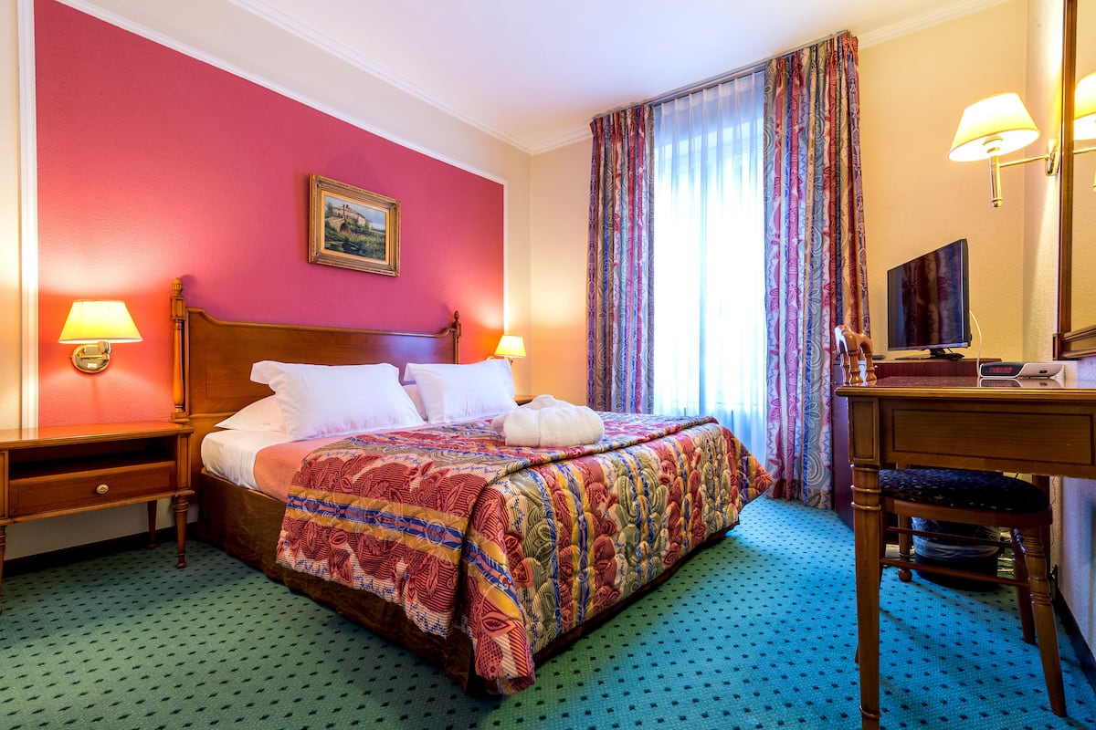 Standard Double or Twin Room | Minibar, desk, soundproofing, iron/ironing board