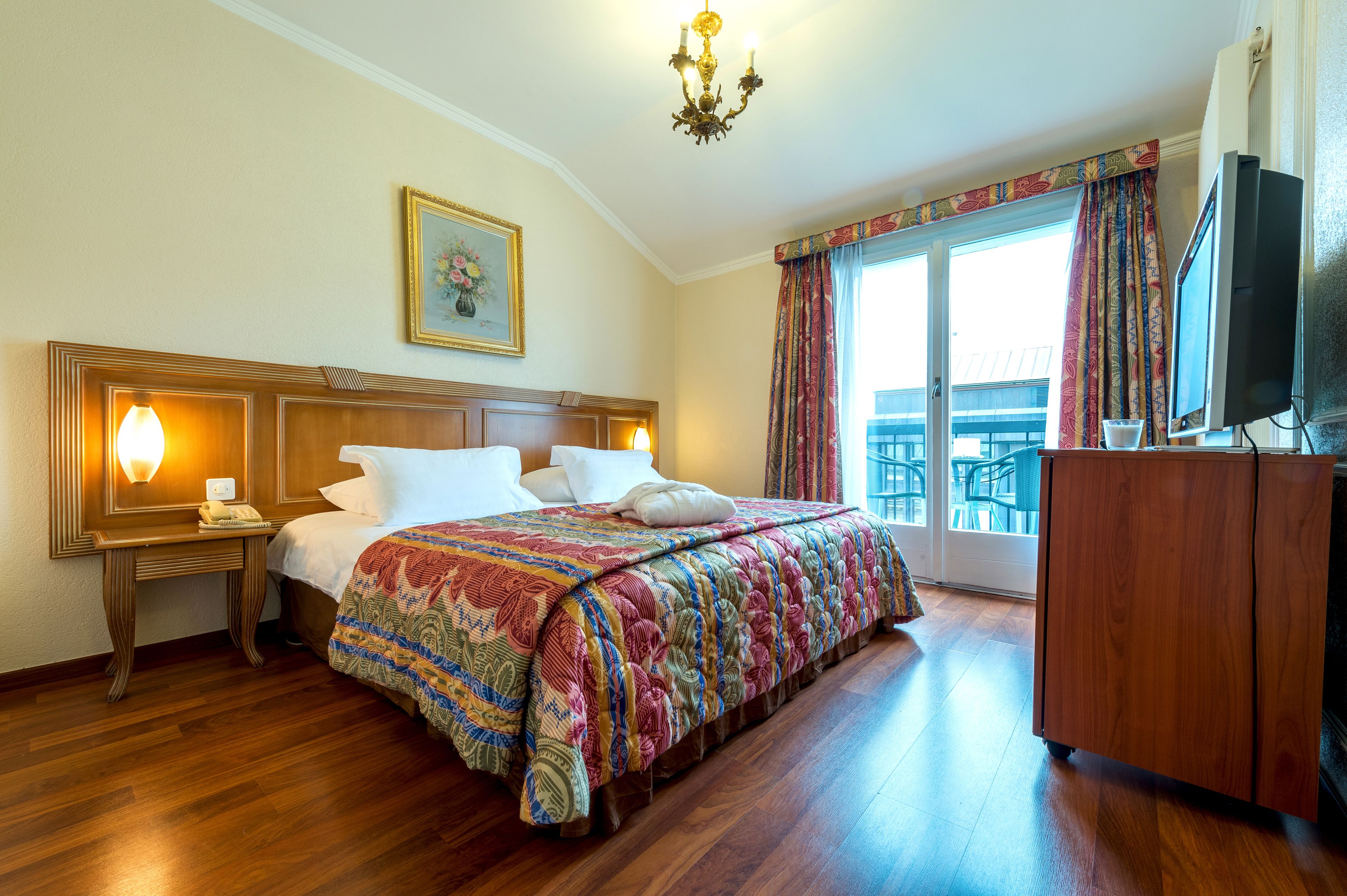 Junior-Suite, 1 Queen-Bett | Minibar, Schreibtisch, schallisolierte Zimmer, Bügeleisen/Bügelbrett