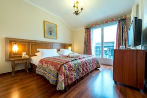 Minibar, desk, soundproofing, iron/ironing board - Hotel Diplomate (Geneva)